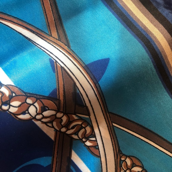 Printed Square Scarfπ - Picture 9 of 11